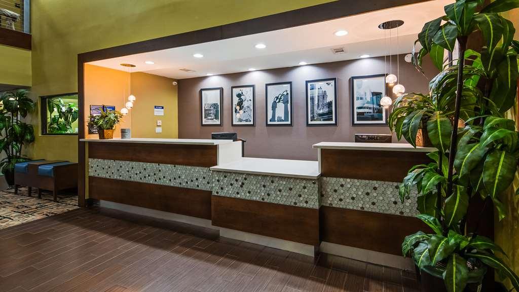 ベスト ウェスタン プラス マクドノー イン&スイーツ マックドノー エクステリア 写真